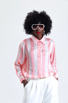 Bir model, Slash toptan giyim markasının SLA10216 - Zara Satin Shirt 130 toptan Gömlek ürününü sergiliyor.