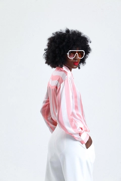 Bir model, Slash toptan giyim markasının SLA10216 - Zara Satin Shirt 130 toptan Gömlek ürününü sergiliyor.
