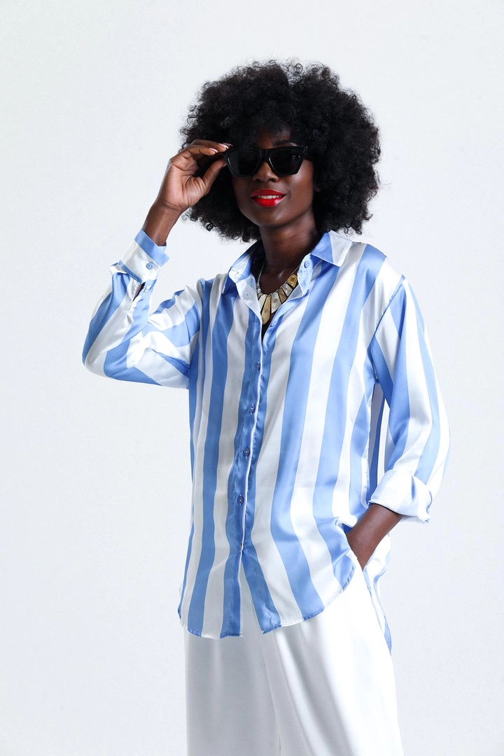 Ein Bekleidungsmodell aus dem Großhandel trägt SLA10220 - Zara Satin Shirt 130, türkischer Großhandel Hemd von Slash