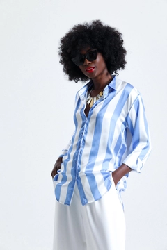 Ein Bekleidungsmodell aus dem Großhandel trägt SLA10220 - Zara Satin Shirt 130, türkischer Großhandel Hemd von Slash