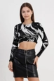 Ένα μοντέλο χονδρικής πώλησης ρούχων φοράει top10025-black-zipper-leather-skirt, τούρκικο  χονδρικής πώλησης από 