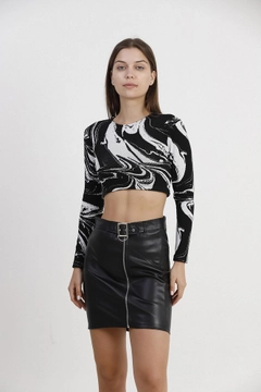 A wholesale clothing model wears top10025-black-zipper-leather-skirt, Turkish wholesale Skirt of Topshow