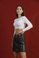 Ένα μοντέλο χονδρικής πώλησης ρούχων φοράει top10031-khaki-zipper-leather-skirt, τούρκικο  χονδρικής πώλησης από 