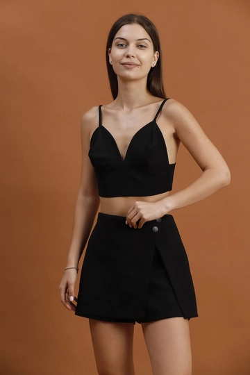 Bir model, Topshow toptan giyim markasının  Siyah Taş Detaylı Mini Etek
 toptan Şort ürününü sergiliyor.