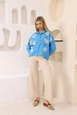 Bir model,  toptan giyim markasının top10082-stone-linen-trousers toptan  ürününü sergiliyor.