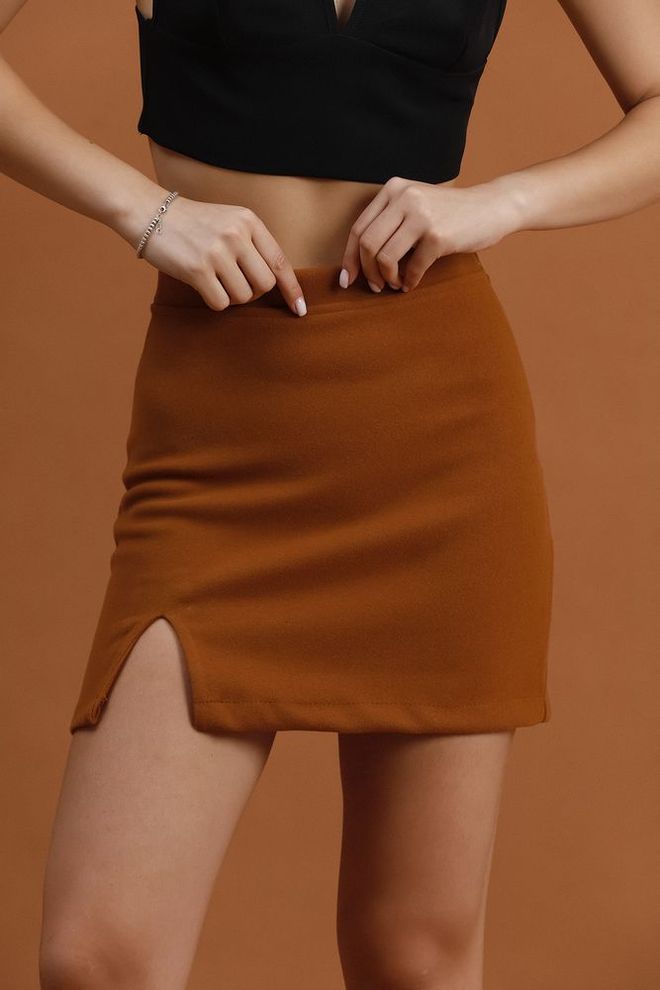 Topshow تنورة قصيرة بفتحة مفصلة باللون البني ملابس بالجملة الخريف