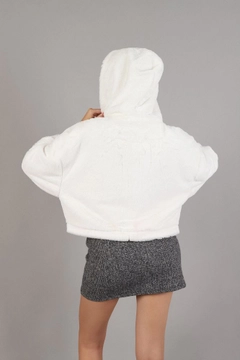 Ein Bekleidungsmodell aus dem Großhandel trägt top10144-plush-coat-cream, türkischer Großhandel Jacke von Topshow