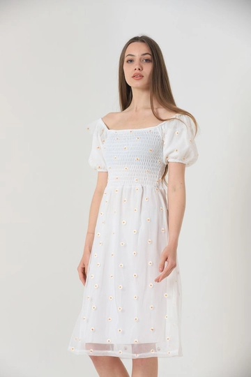 Bir model, Topshow toptan giyim markasının  Kayık Yaka Göğüs Gipeli Elbise - Krem
 toptan Elbise ürününü sergiliyor.