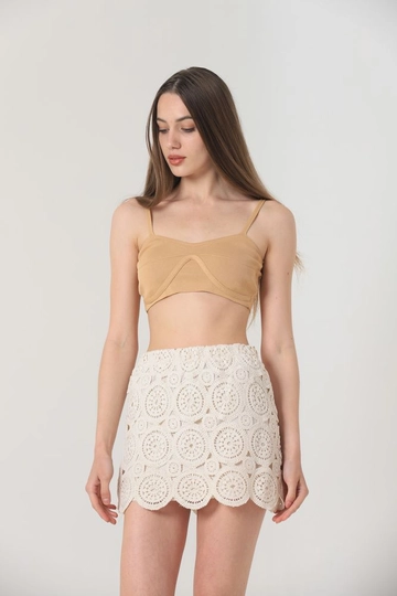 Bir model, Topshow toptan giyim markasının  Dantel Diz Üstü Etek - Ham
 toptan Etek ürününü sergiliyor.