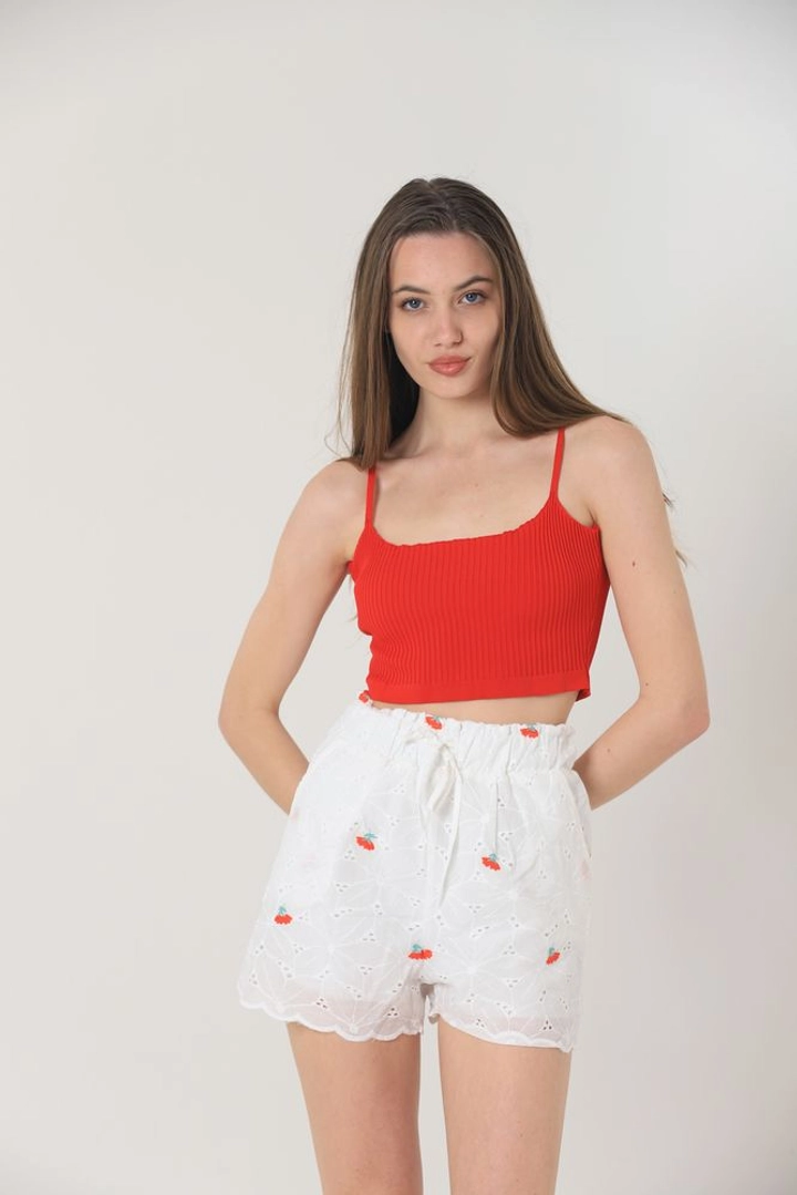 A wholesale clothing model wears top10207-floral-embroidered-pocket-shorts-white-&-red, Turkish wholesale Shorts of Topshow