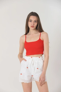 A wholesale clothing model wears top10207-floral-embroidered-pocket-shorts-white-&-red, Turkish wholesale Shorts of Topshow