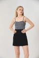 Bir model,  toptan giyim markasının top10218-pocket-detailed-skirt-black toptan  ürününü sergiliyor.