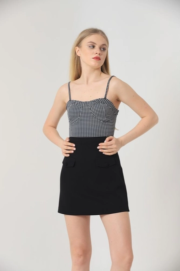 Bir model, Topshow toptan giyim markasının  Cep Detaylı Etek - Siyah
 toptan Etek ürününü sergiliyor.