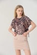 Bir model,  toptan giyim markasının top10219-pocket-detailed-skirt-stone toptan  ürününü sergiliyor.