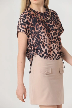 Una modelo de ropa al por mayor lleva top10219-pocket-detailed-skirt-stone, Falda turco al por mayor de Topshow