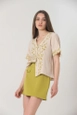 Bir model,  toptan giyim markasının top10220-pocket-detailed-skirt-pistachio-green toptan  ürününü sergiliyor.