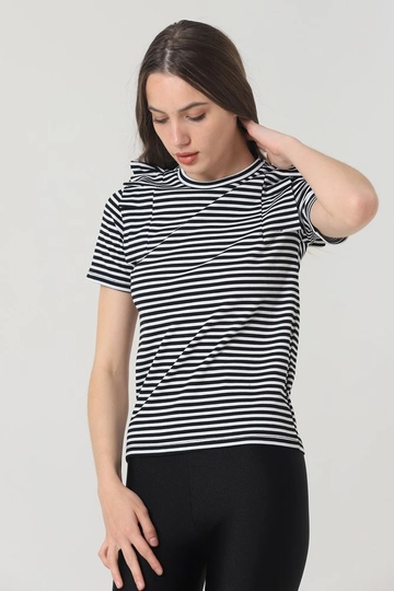 Bir model, Topshow toptan giyim markasının  Çizgili Omzu Fırfırlı Tişört - Siyah & Krem
 toptan Tişört ürününü sergiliyor.