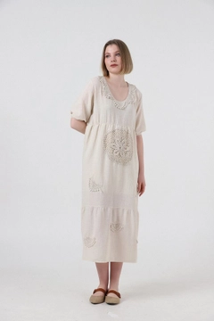 Bir model, Topshow toptan giyim markasının top10241-dress-stone toptan Elbise ürününü sergiliyor.
