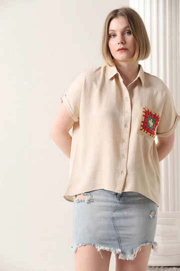 Un mannequin de vêtements en gros porte  Chemise À Poches Fleuries - Couleur Pierre
, Chemise en gros de Topshow en provenance de Turquie