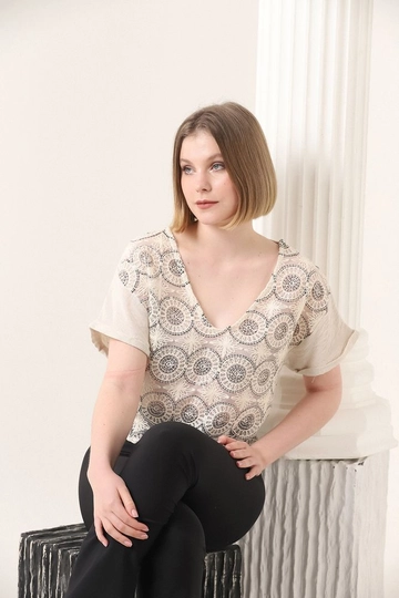 Bir model, Topshow toptan giyim markasının  Önü Fileli Tişört - Taş
 toptan Tişört ürününü sergiliyor.