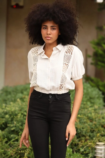 Bir model, Topshow toptan giyim markasının  Fileli Gömlek - Taş
 toptan Crop Top ürününü sergiliyor.
