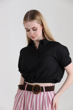 Un mannequin de vêtements en gros porte top10319-shirt-with-laced-back-black, Crop Top en gros de Topshow en provenance de Turquie