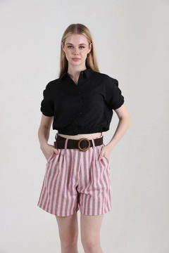 Ένα μοντέλο χονδρικής πώλησης ρούχων φοράει top10319-shirt-with-laced-back-black, τούρκικο Crop top χονδρικής πώλησης από Topshow