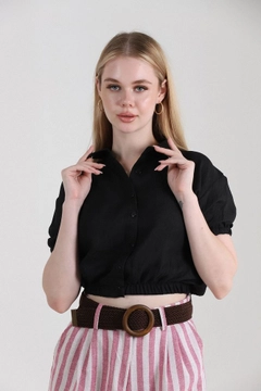 Ένα μοντέλο χονδρικής πώλησης ρούχων φοράει top10319-shirt-with-laced-back-black, τούρκικο Crop top χονδρικής πώλησης από Topshow