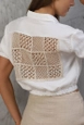 Ένα μοντέλο χονδρικής πώλησης ρούχων φοράει top10320-shirt-with-laced-back-cream, τούρκικο  χονδρικής πώλησης από 