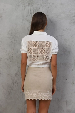 Un mannequin de vêtements en gros porte top10320-shirt-with-laced-back-cream, Crop Top en gros de Topshow en provenance de Turquie