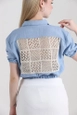 Ένα μοντέλο χονδρικής πώλησης ρούχων φοράει top10321-shirt-with-laced-back-blue, τούρκικο  χονδρικής πώλησης από 