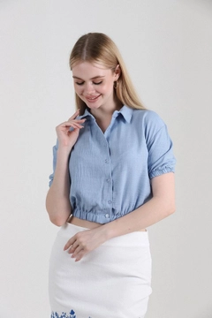 Bir model, Topshow toptan giyim markasının top10321-shirt-with-laced-back-blue toptan Crop Top ürününü sergiliyor.