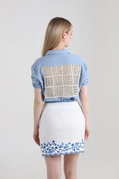 Hurtowa modelka nosi top10321-shirt-with-laced-back-blue, turecka hurtownia Krótki top firmy Topshow