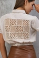 Ένα μοντέλο χονδρικής πώλησης ρούχων φοράει top10322-shirt-with-laced-back-stone, τούρκικο  χονδρικής πώλησης από 