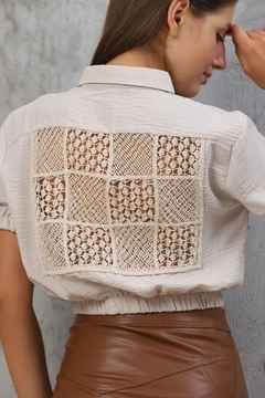 Ένα μοντέλο χονδρικής πώλησης ρούχων φοράει top10322-shirt-with-laced-back-stone, τούρκικο Crop top χονδρικής πώλησης από Topshow