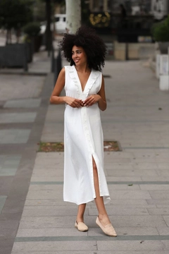 Bir model, Topshow toptan giyim markasının top10354-belted-linen-dress-cream toptan Elbise ürününü sergiliyor.