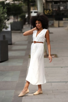 Bir model, Topshow toptan giyim markasının top10354-belted-linen-dress-cream toptan Elbise ürününü sergiliyor.