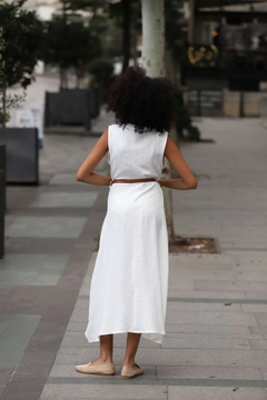 Модел на дрехи на едро носи top10354-belted-linen-dress-cream, турски едро рокля на Topshow