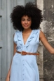 Ένα μοντέλο χονδρικής πώλησης ρούχων φοράει top10355-belted-linen-dress-blue, τούρκικο  χονδρικής πώλησης από 