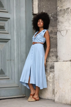 Bir model, Topshow toptan giyim markasının top10355-belted-linen-dress-blue toptan Elbise ürününü sergiliyor.