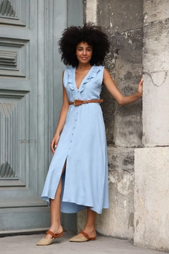 Een kledingmodel uit de groothandel draagt top10355-belted-linen-dress-blue, Turkse groothandel Jurk van Topshow