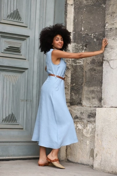 Ένα μοντέλο χονδρικής πώλησης ρούχων φοράει top10355-belted-linen-dress-blue, τούρκικο Φόρεμα χονδρικής πώλησης από Topshow