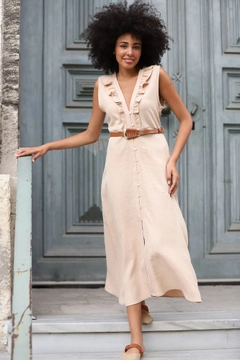 Een kledingmodel uit de groothandel draagt top10356-belted-linen-dress-stone, Turkse groothandel Jurk van Topshow