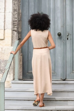 Bir model, Topshow toptan giyim markasının top10356-belted-linen-dress-stone toptan Elbise ürününü sergiliyor.