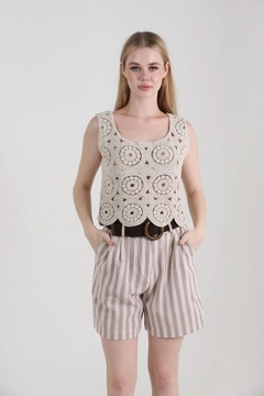 A wholesale clothing model wears top10364-striped-belted-linen-shorts-stone, Turkish wholesale Shorts of Topshow