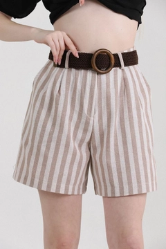 A wholesale clothing model wears top10364-striped-belted-linen-shorts-stone, Turkish wholesale Shorts of Topshow