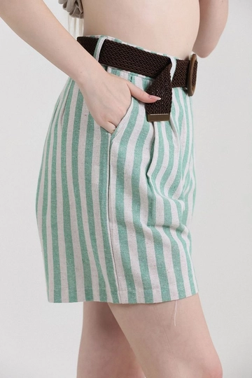 Bir model, Topshow toptan giyim markasının  Çizgili Kemerli Keten Şort - Zümrüt
 toptan Şort ürününü sergiliyor.