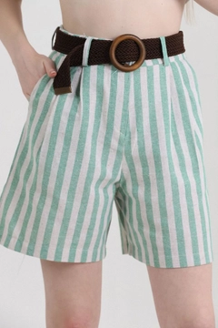 A wholesale clothing model wears top10365-striped-belted-linen-shorts-emerald, Turkish wholesale Shorts of Topshow
