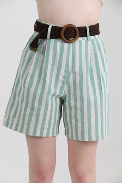 A wholesale clothing model wears top10365-striped-belted-linen-shorts-emerald, Turkish wholesale Shorts of Topshow