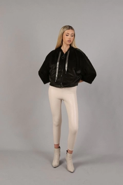 Ein Bekleidungsmodell aus dem Großhandel trägt top10368-plush-coat-black, türkischer Großhandel Mantel von Topshow